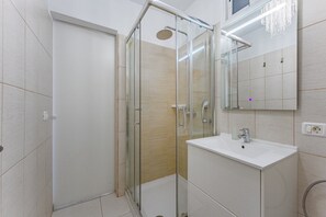 Combined shower/bathtub, towels