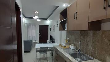 Refrigerador, parrilla de estufa y utensilios de cocina