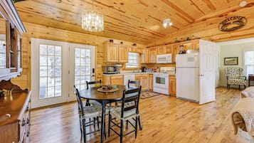 Coffee/tea maker, fridge, microwave, stovetop