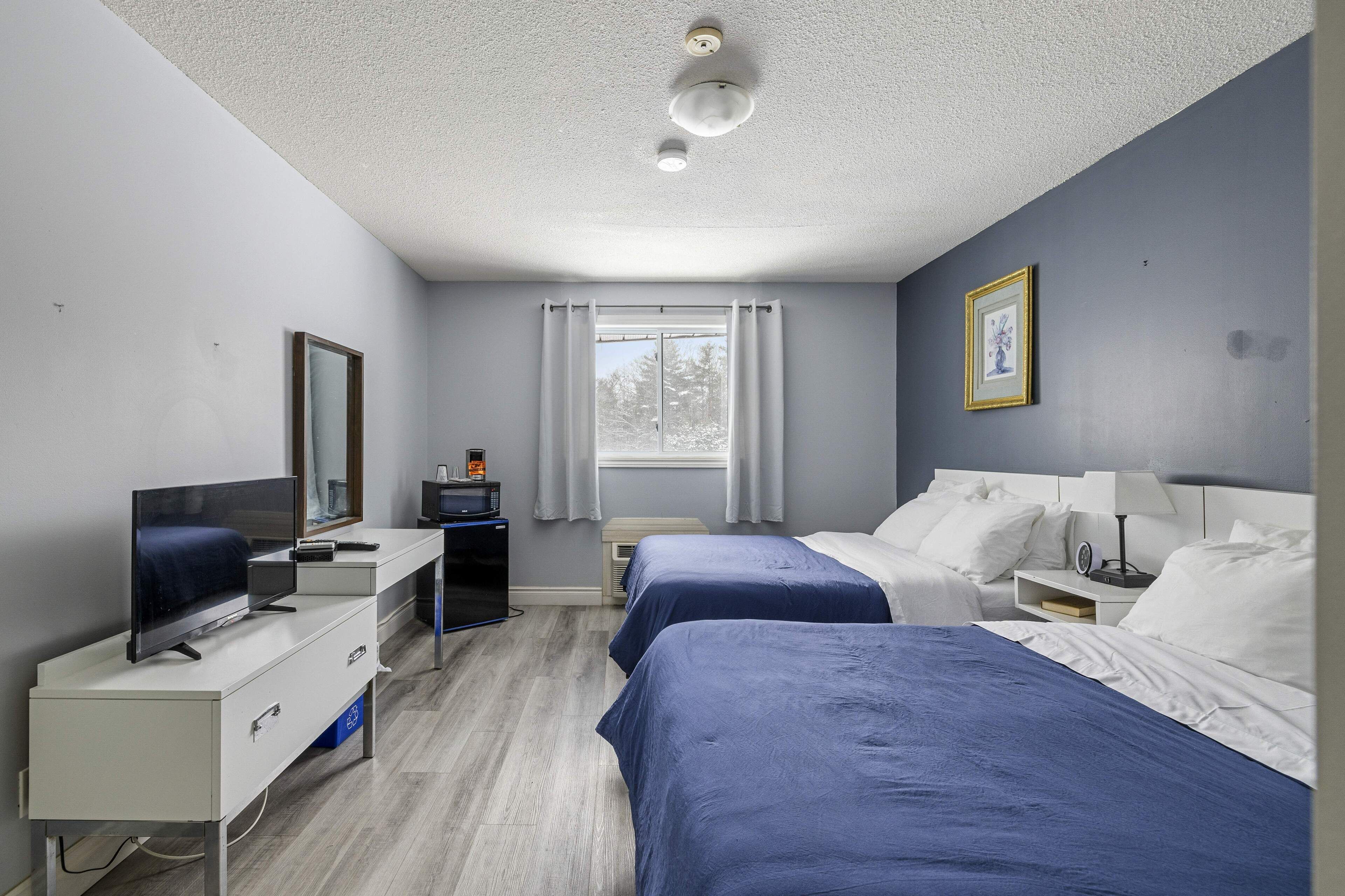 Laptop workspace, free WiFi, bed sheets