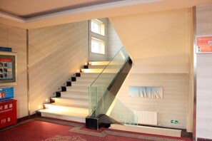 A staircase with glass railings and a red carpeted floor. - Maibike Select Hotel (Shenyang)