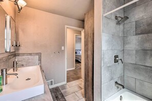 Amenidades de baño gratuitas, secadora de cabello, toallas