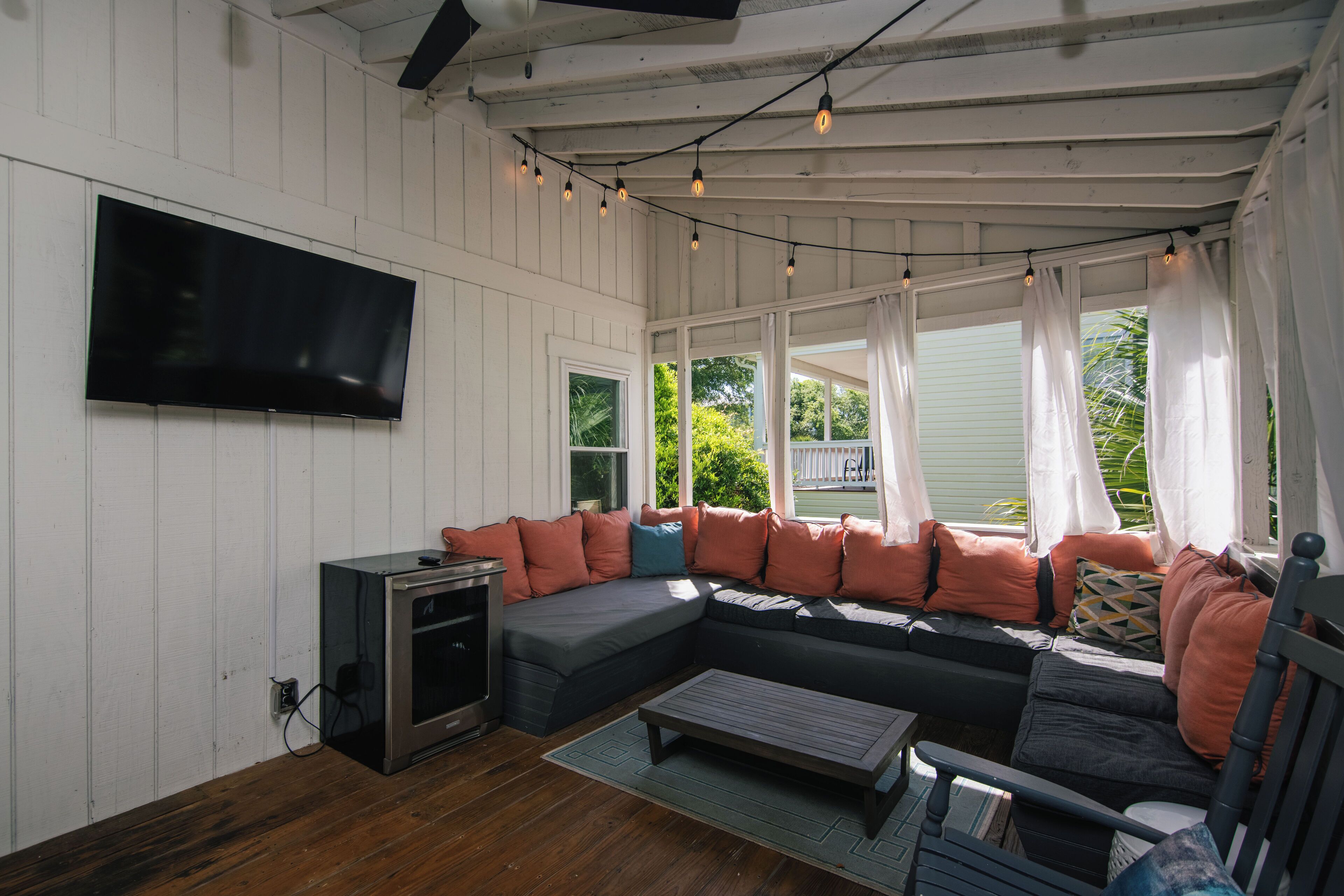 Edisto Echo | Updated Classic Beach Home | Steps To Beach & Whaley's | Sleeps 10 | Dog Friendly - Edisto Beach