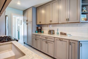 Fridge, microwave, dishwasher, coffee/tea maker