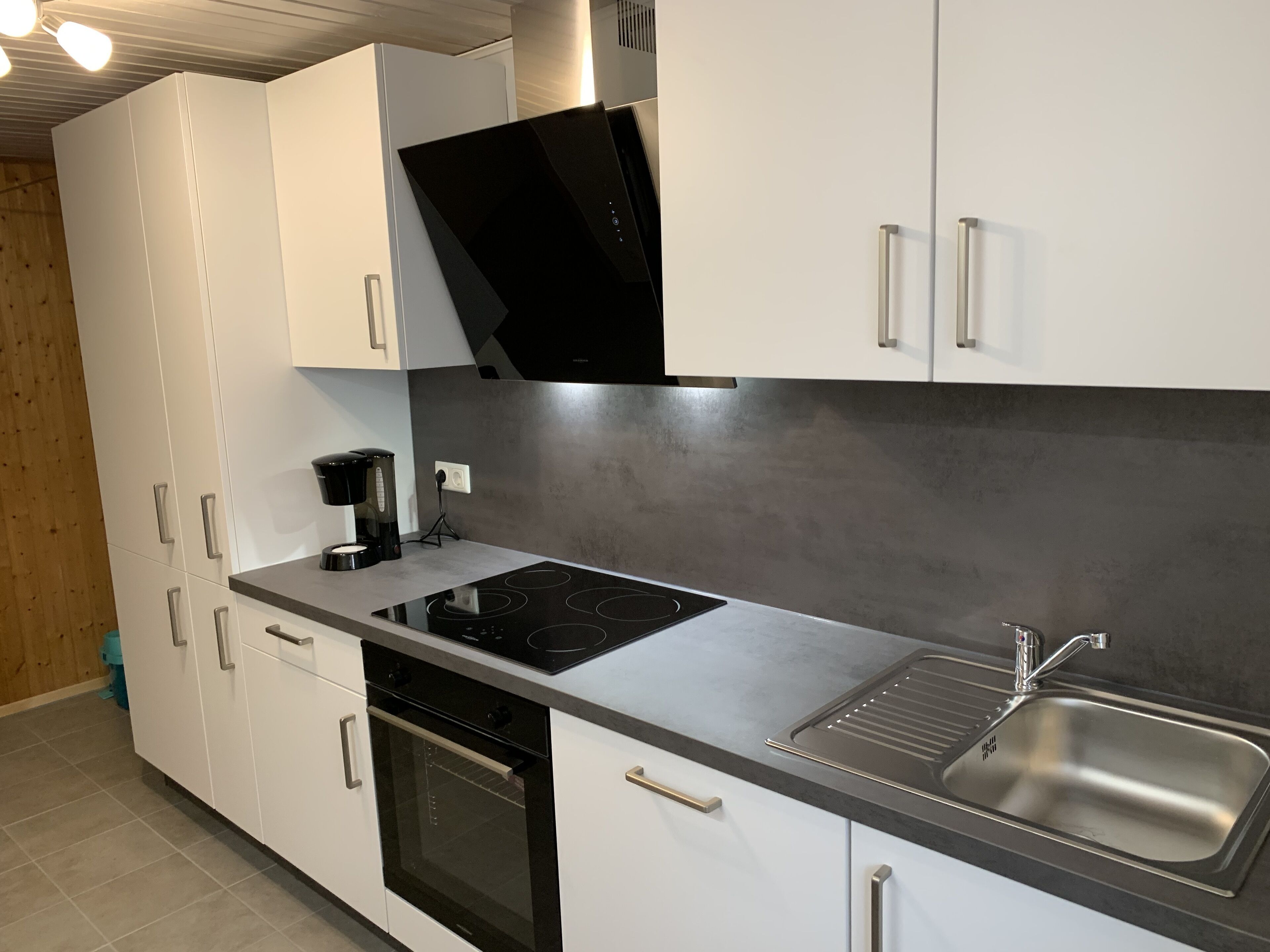 Køleskab, mikrobølgeovn, ovn, kogeplade