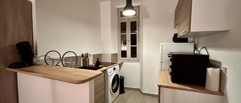 Jääkaappi, liesi, kahvin-/teenkeitin, vedenkeitin