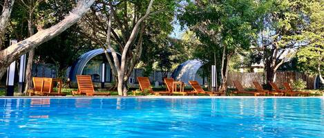 Hồ bơi ngoài trời