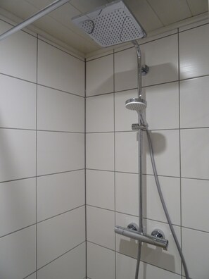 Douche, sèche-cheveux, savon, papier toilette