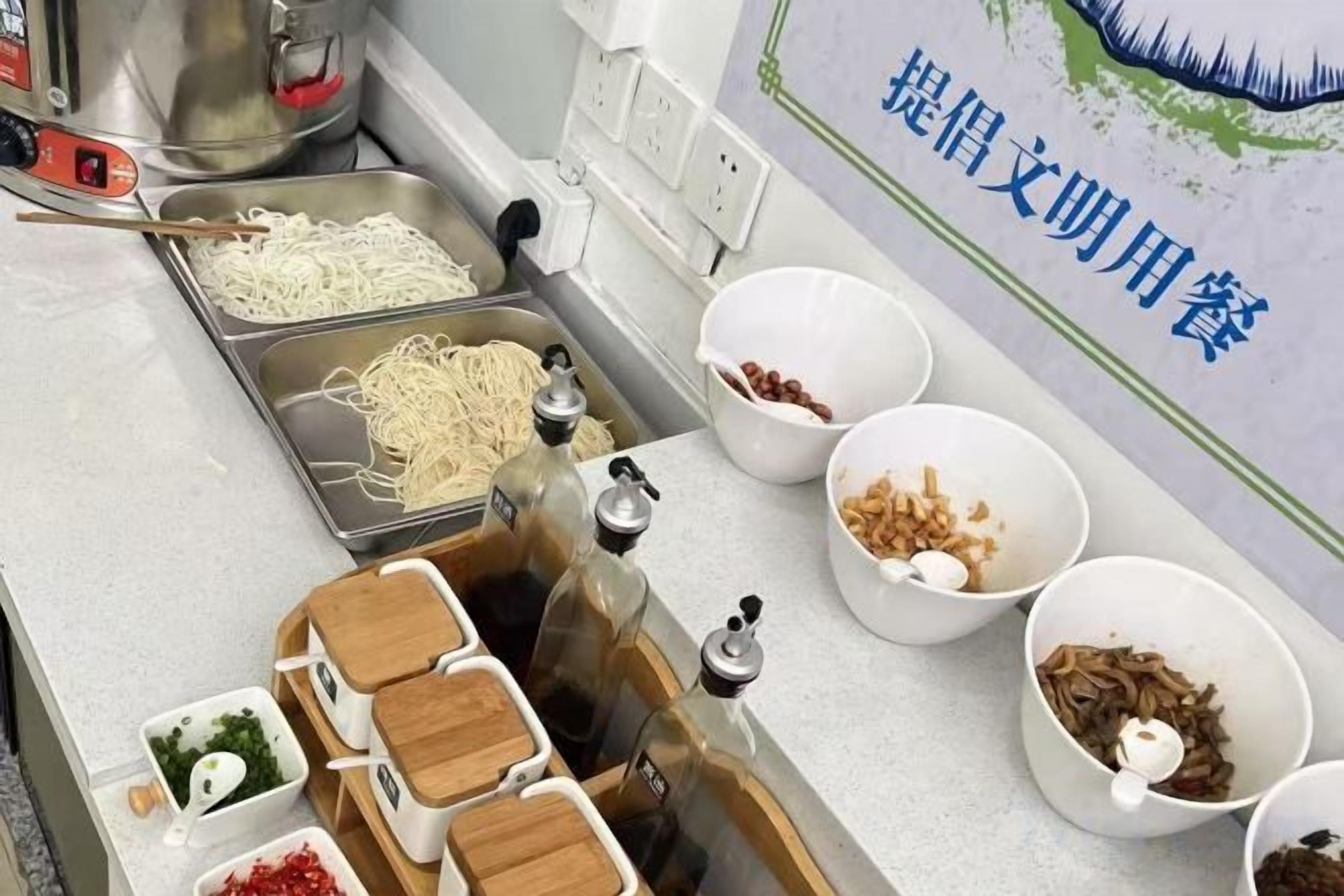 Una encimera de cocina con diferentes alimentos y recipientes.
