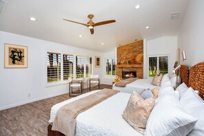 9 Schlafzimmer, Schreibtisch, Bügeleisen/Bügelbrett, Reisekinderbett