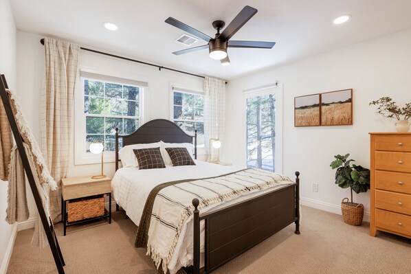 5 bedrooms, desk, iron/ironing board, travel cot
