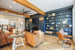 Een smart-tv, een open haard, tafelvoetbal en boeken