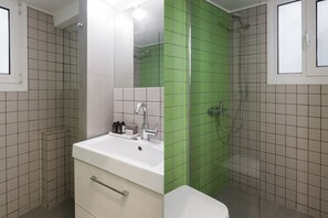 Dusche, Haartrockner, Handtücher, Seife