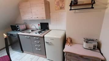 Kühlschrank, Mikrowelle, Herdplatte, Geschirrspüler