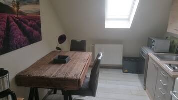 Kühlschrank, Mikrowelle, Herdplatte, Geschirrspüler