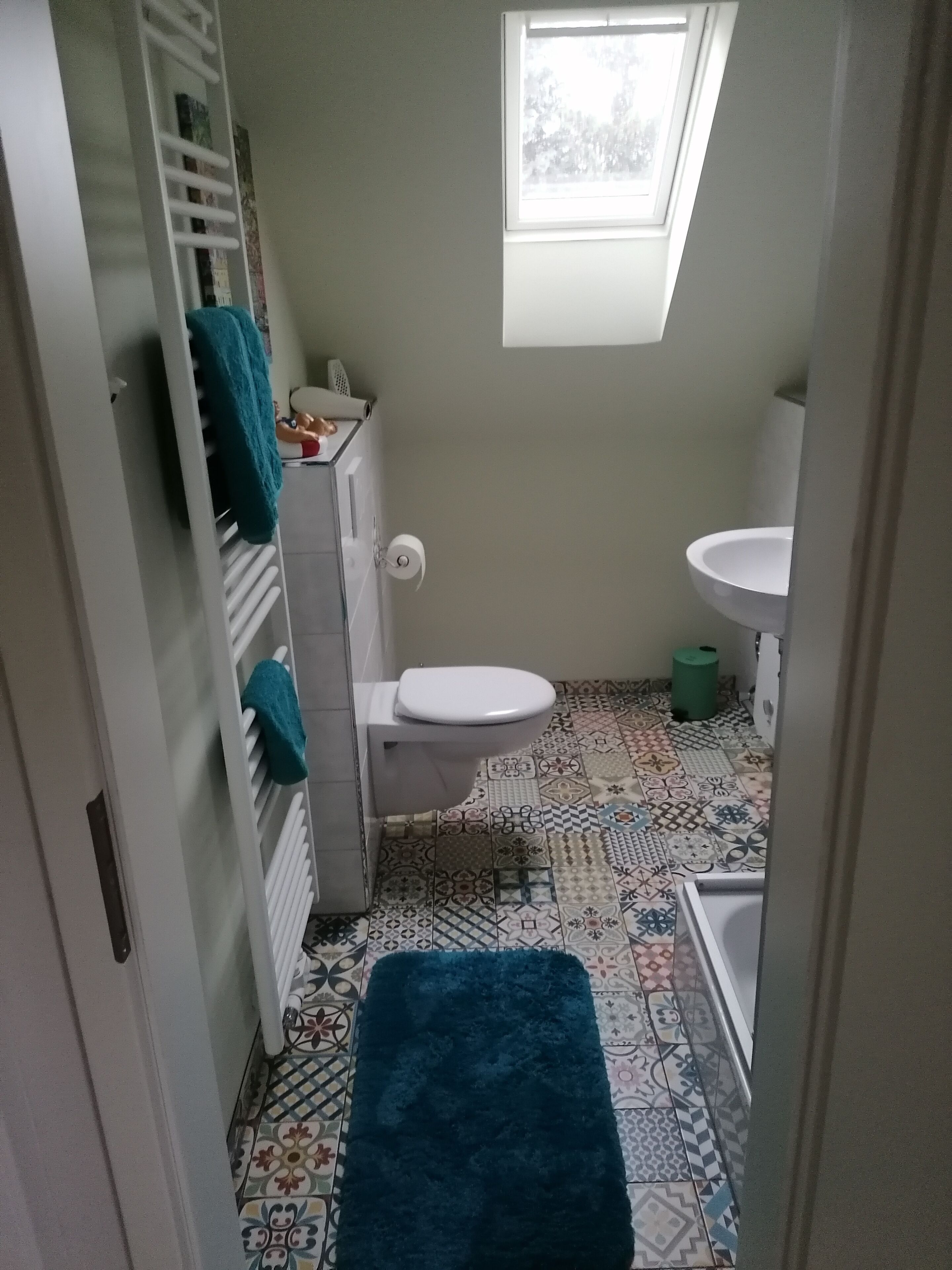 Douche, sèche-cheveux, serviettes fournies, savon