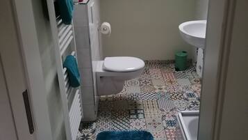 Suihku, hiustenkuivaaja, pyyhkeet, saippua