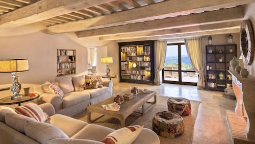 Luxury Villa for 6 inside a wonderful Estate