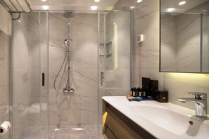 Shower, rainfall showerhead, free toiletries, hair dryer - Mula Hotel - Special Class (Istanbul)