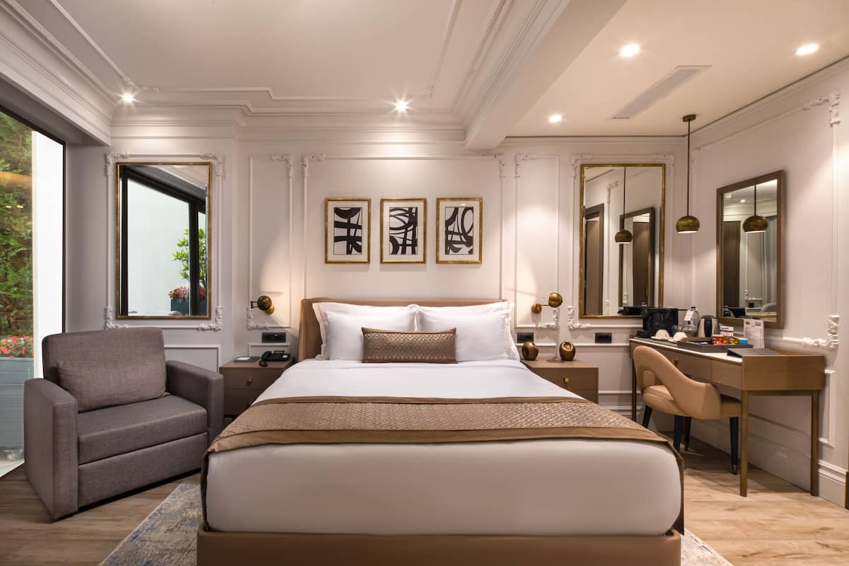 Luxe beddengoed, een minibar, een kluis op de kamer, een bureau