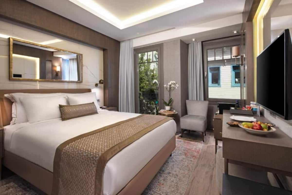 Superior Street View Room | Luxe beddengoed, een minibar, een kluis op de kamer, een bureau