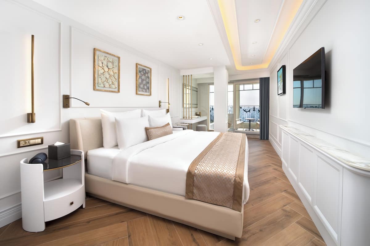 King Room with Sea View | Luxe beddengoed, een minibar, een kluis op de kamer, een bureau