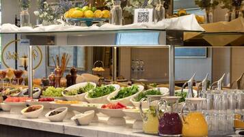 Desayuno buffet todos los días (con cargo)