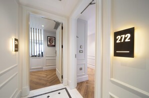 Family Suite With Balcony | 高級寢具、迷你吧、客房內保險箱、書桌