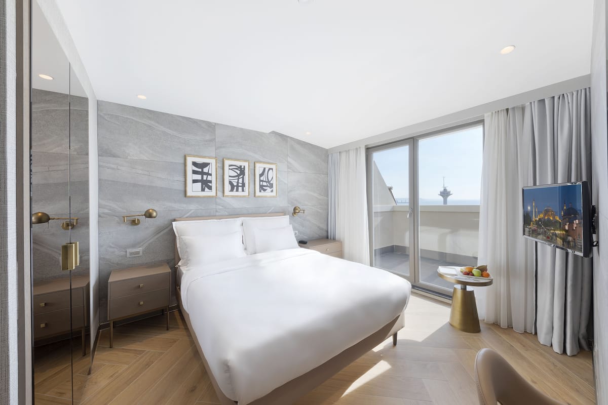 Terrace Sea View Room | Luxe beddengoed, een minibar, een kluis op de kamer, een bureau