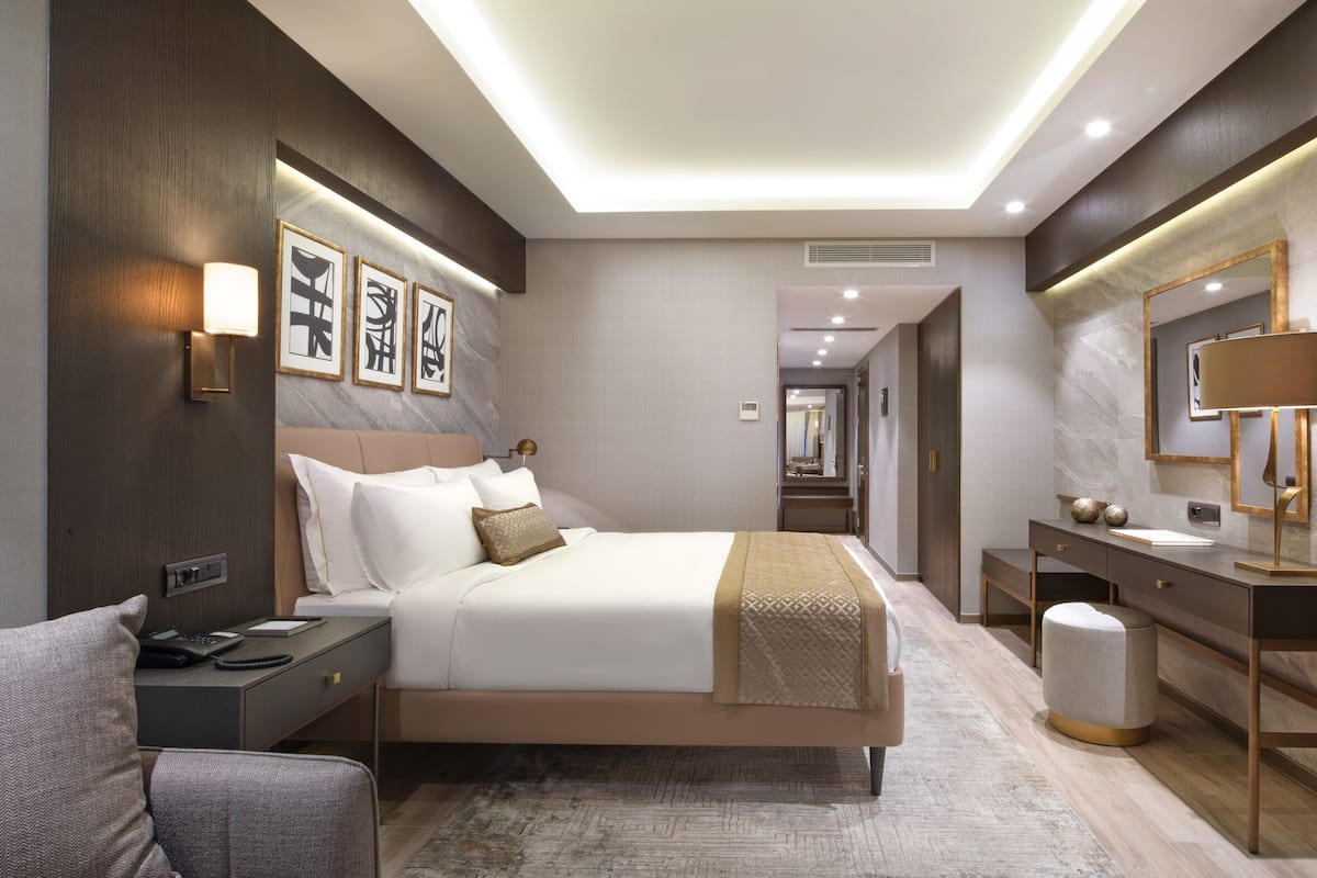 Junior Suite Sea View | Luxe beddengoed, een minibar, een kluis op de kamer, een bureau