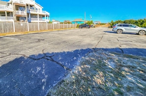 Property grounds - 🏖️Hook, Line & Sinker - Oceanfront 3 BR home - Dogs Allowed 🐶 (Southern Shores)