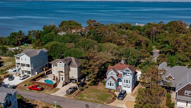 A residential area with houses, a swimming pool, and a view of the ocean. - 🏖️Anchored Inn - updated 4BR/3BA Oceanside home w/Private Pool 🏖️ (Corolla)