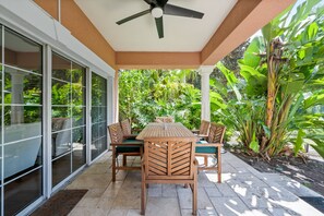 屋外ダイニングエリア