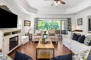 テレビ、DVD プレーヤー