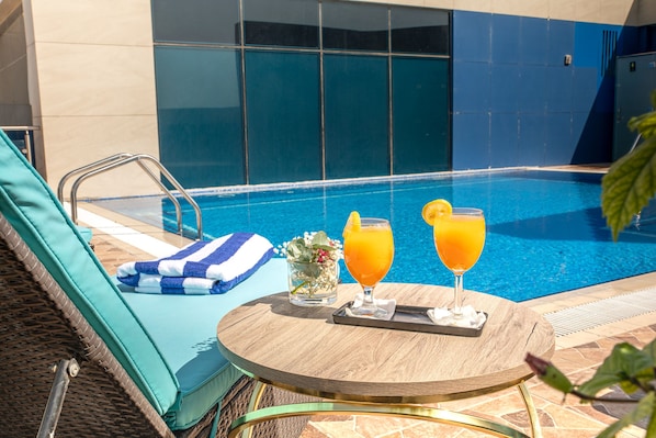 Outdoor pool, pool loungers - Al Mansour Plaza Hotel (Doha)