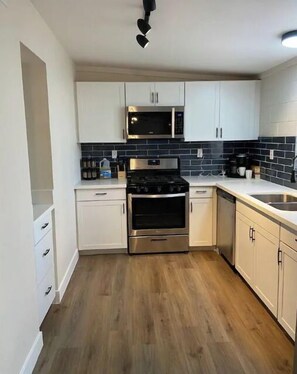 Kjøleskap, mikrobølgeovn, ovn og kokeplater