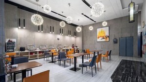 A modern dining area with round chandeliers, tables, and chairs. - Mi Boutique Chain Hotel Xiantao (Xiantao)