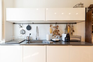 Kühlschrank, Mikrowelle, Ofen, Geschirrspüler