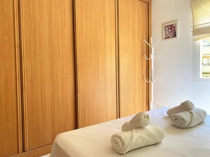 1 slaapkamer, een strijkplank/strijkijzer, gratis wifi, beddengoed