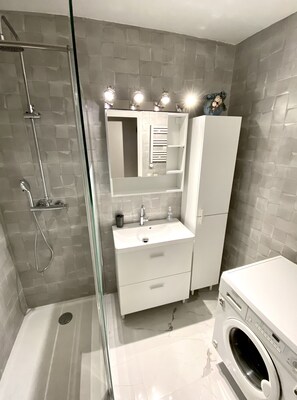 Shower, hair dryer, towels, soap - Superb T2 apartment in residence with swimming pool, tennis court and garage (Gorbio)