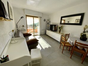 TV, bordtennis og bøker