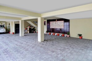 Free self-parking - Goroomgo Hill Top Courtyard Shimla (Shimla)