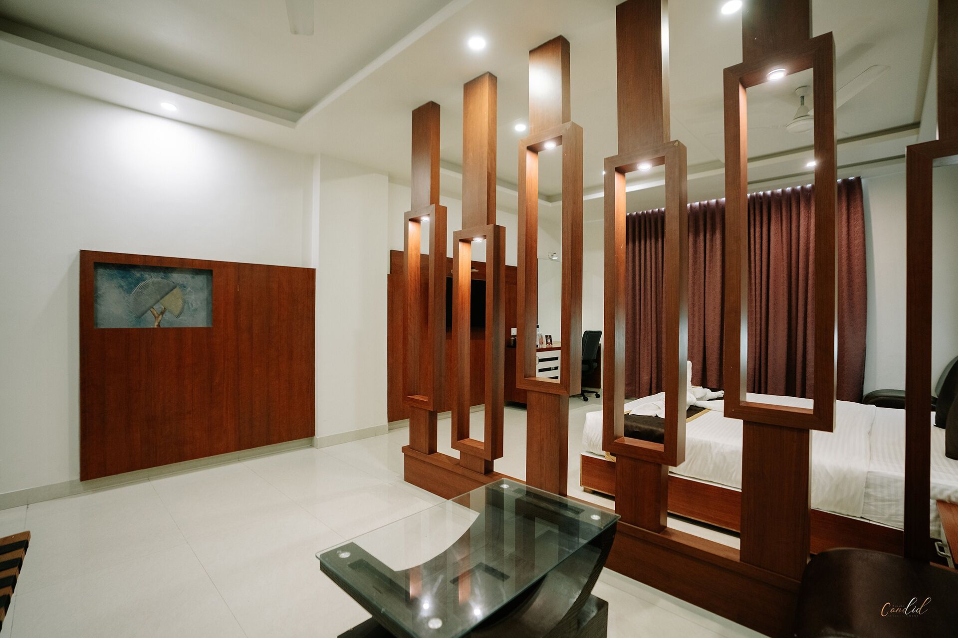 Suite Room | Living area | 32-inch LED TV with cable channels, TV