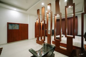 Suite Room | Living area | 32-inch LED TV with cable channels, TV