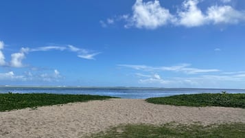 Una playa cerca, sillas reclinables de playa