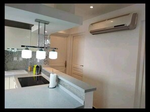 Kühlschrank, Mikrowelle, Ofen, Wasserkocher mit Kaffee-/Teezubehör