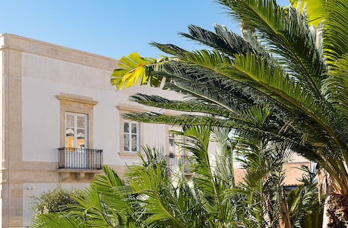  Byssus Suites