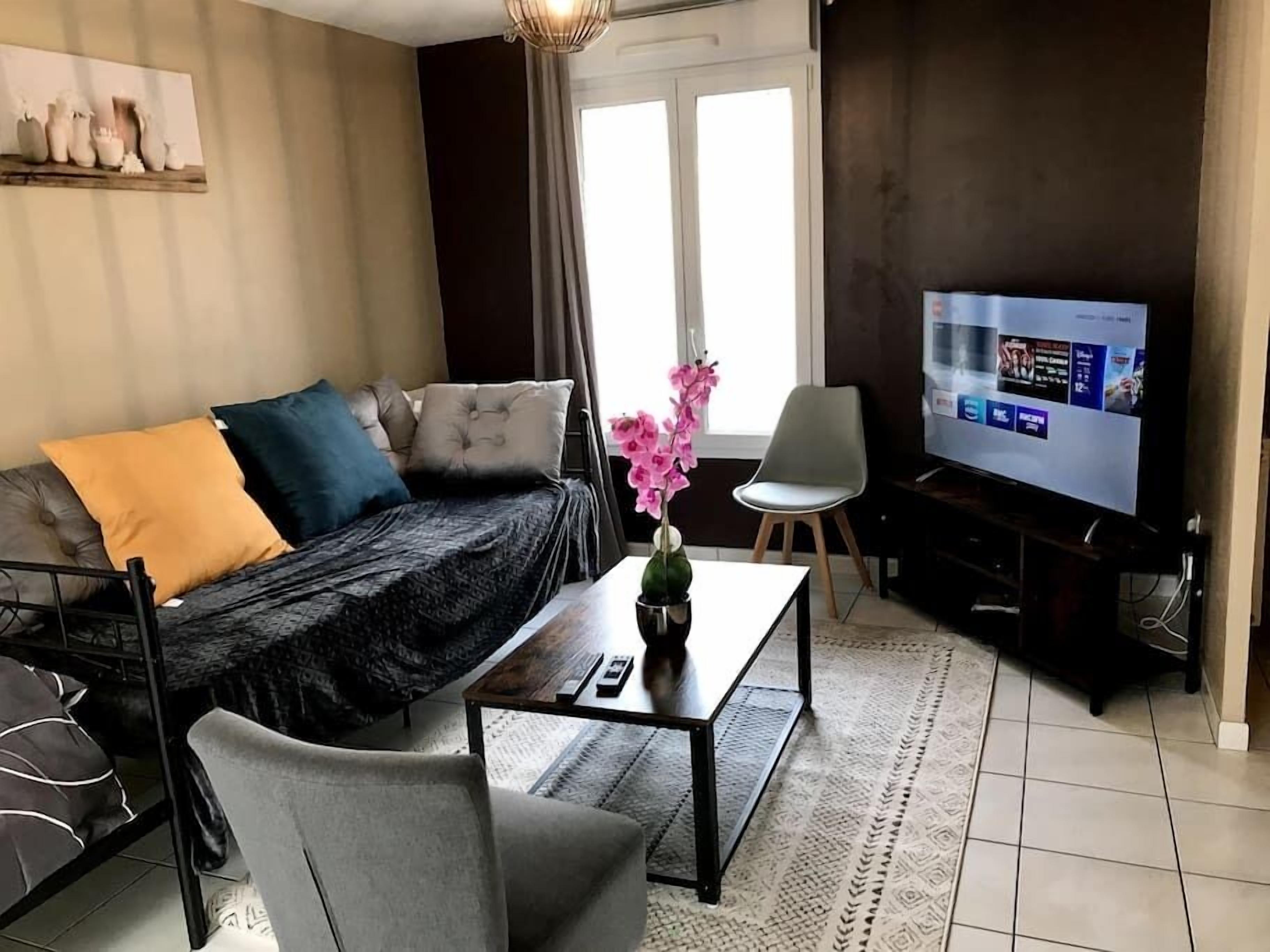 Pleasant house near train station with free parking