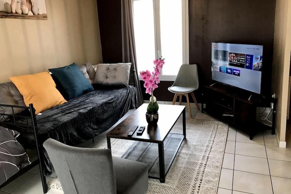 Pleasant house near train station with free parking