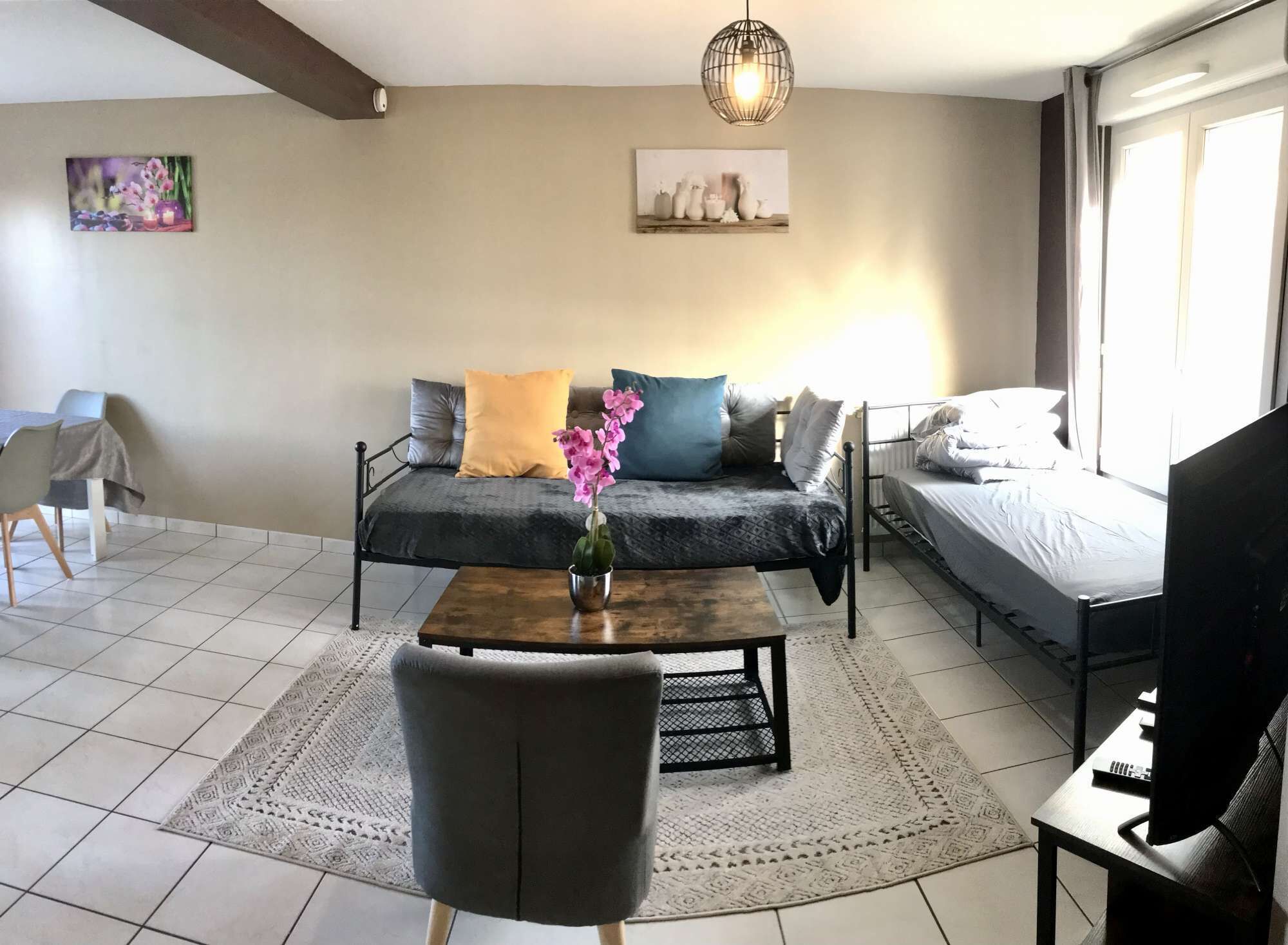 Pleasant house near train station with free parking